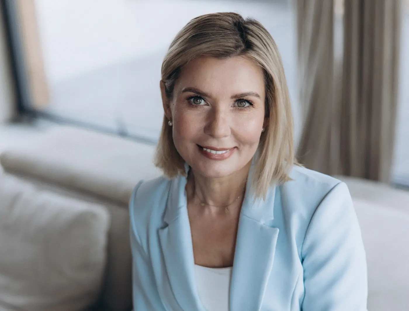 Ewa Pędzich-Ościłowska w jasnoniebieskiej marynarce.