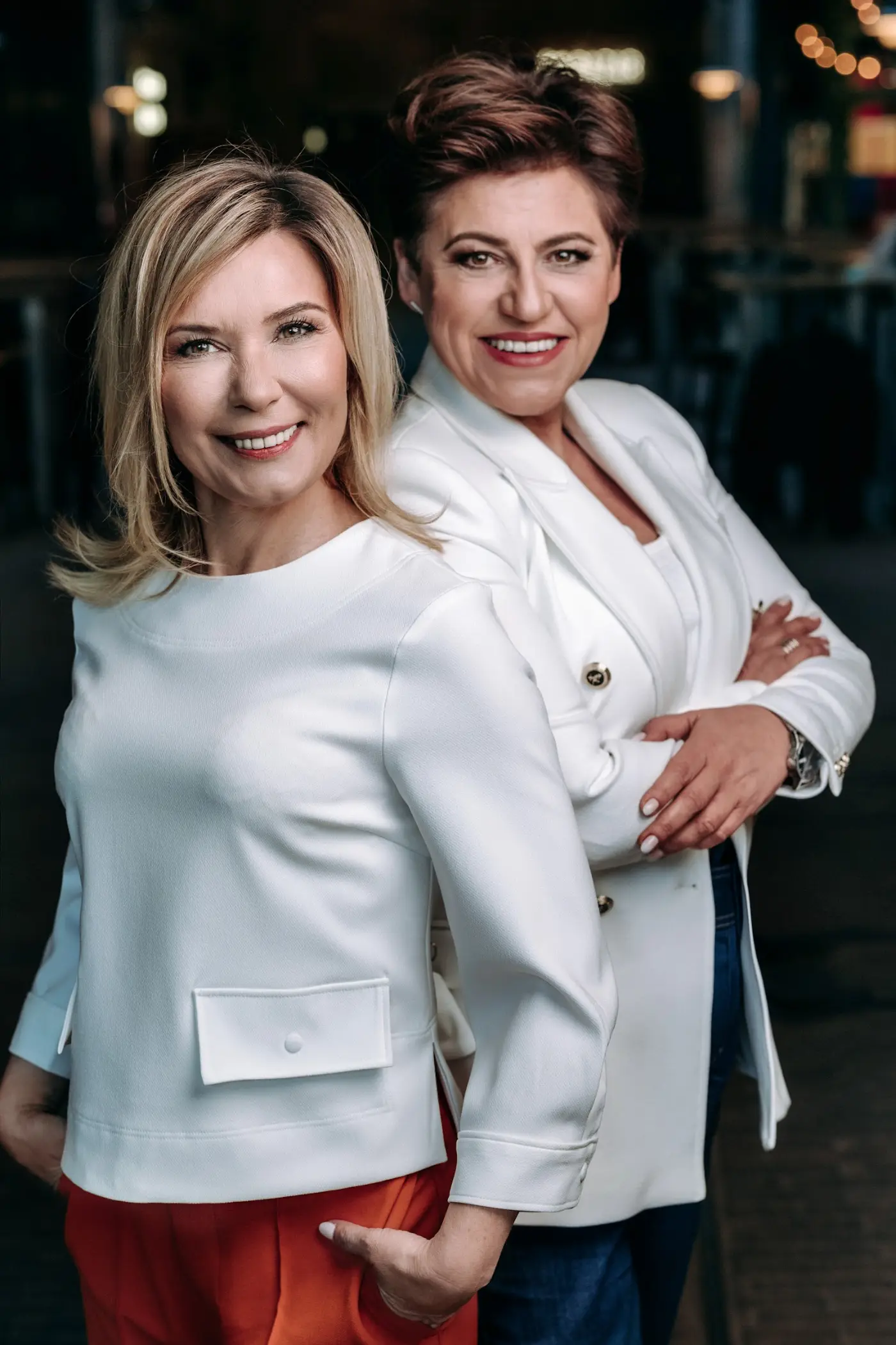 Ewa Pędzich-Ościłowska z&nbsp;drugą kobietą w&nbsp;jasnych ubraniach; zdjęcie ilustrujące ofertę pakietów medycznych.