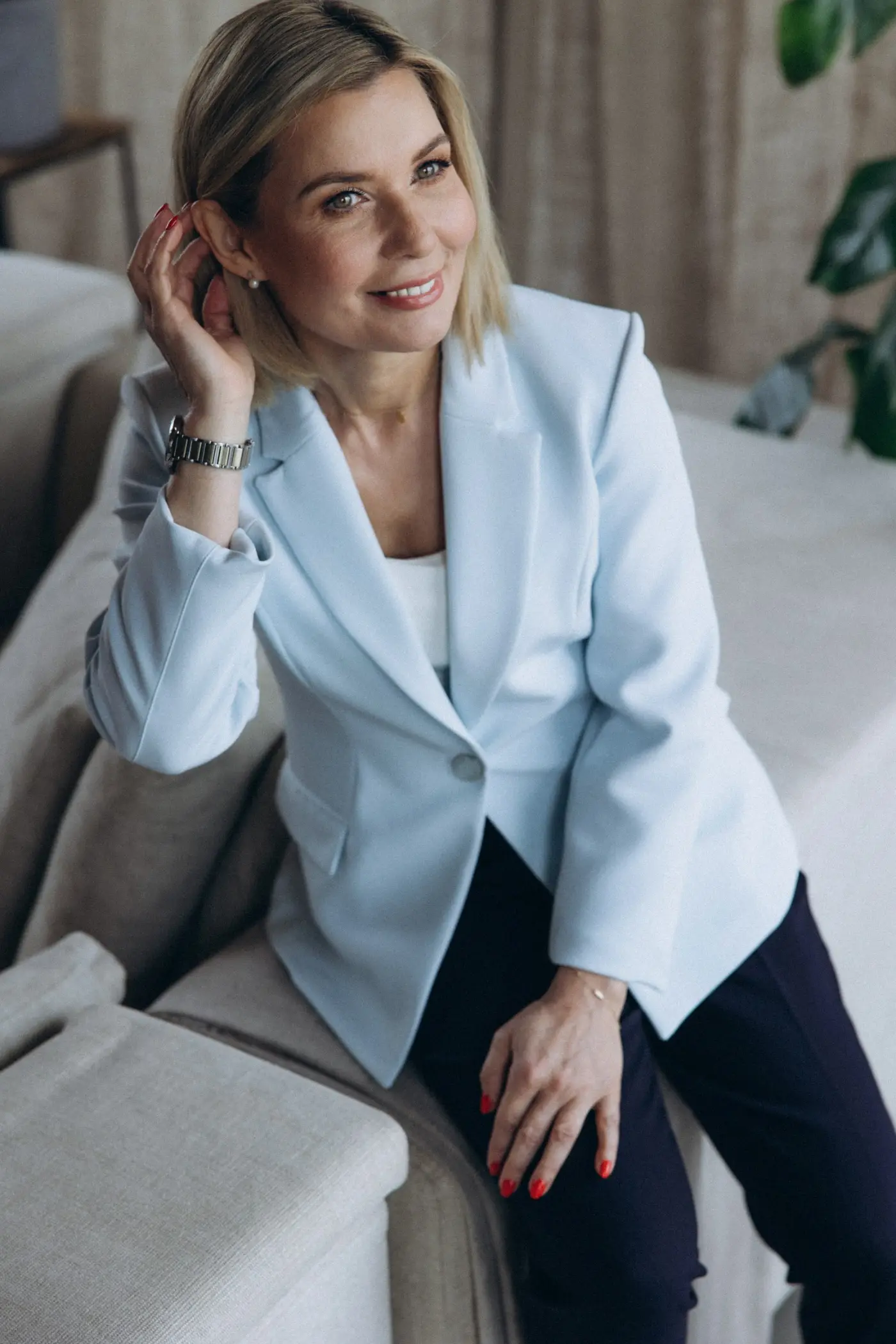 Portret Ewy Pędzich-Ościłowskiej w&nbsp;jasnoniebieskiej marynarce, ilustrujący ofertę pakietów medycznych.
